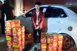 Đối tượng Đỗ Việt Dũng (lái xe) và tang vật. (Ảnh: TTXVN phát)