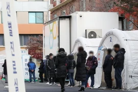 Người dân xếp hàng chờ xét nghiệm COVID-19 tại trung tâm y tế ở Seoul, Hàn Quốc, ngày 24/11. (Ảnh: Yonhap/TTXVN)