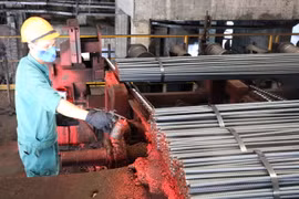 Sơn chống gỉ vết cắt của thép thành phẩm tại Nhà máy cán thép Thái Trung thuộc Công ty Cổ phần gang thép Thái Nguyên. (Ảnh: Hoàng Nguyên/TTXVN)