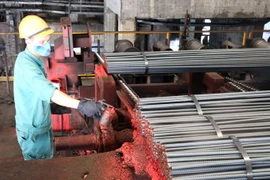 Sơn chống gỉ vết cắt của thép thành phẩm tại Nhà máy cán thép Thái Trung thuộc Công ty Cổ phần gang thép Thái Nguyên. (Ảnh: Hoàng Nguyên/TTXVN)