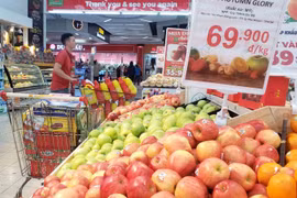 Hoa quả bày bán tại một trung tâm thương mại Big C. (Ảnh: Hoàng Hùng/TTXVN)