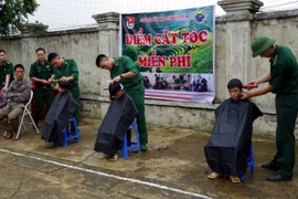 [Photo] Giúp nhân dân là bổn phận, nghĩa vụ của mỗi người lính Cụ Hồ 