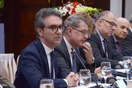 Ngài Giorgio Aliberti (bìa trái) , Đại sứ, Trưởng phái đoàn Liên minh Châu Âu tại Việt Nam phát biểu trong buổi làm việc. (Ảnh: Quốc Dũng/TTXVN)