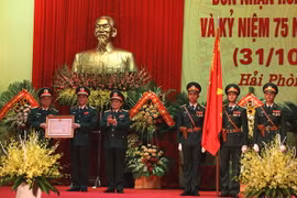 Thừa ủy quyền của Chủ tịch nước, Đại tướng Ngô Xuân Lịch trao Huân chương Bảo vệ Tổ quốc hạng Nhất cho Quân khu 3. (Nguồn: mod.gov.vn)