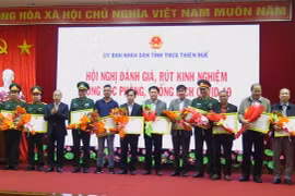 Lãnh đạo tỉnh tặng bằng khen cho các điển hình trong công tác phòng, chống dịch bệnh COVID-19. (Ảnh: Tường Vi/TTXVN)