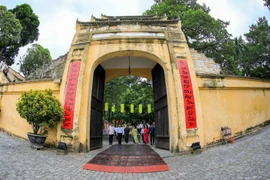 Du khách đến tham quan cửa Hành cung trong khu di tích Hoàng Thành Thăng Long. (Ảnh: TTXVN)