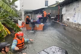 Lực lượng chức năng sơ tán 200 hộ dân phường Bến Thủy, thành phố Vinh đến nơi an toàn. (Ảnh: Bích Huệ/TTXVN)