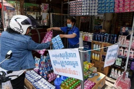 Người dân đeo khẩu trang phòng lây nhiễm COVID-19 tại Phnom Penh, Campuchia. (Ảnh: AFP/TTXVN)