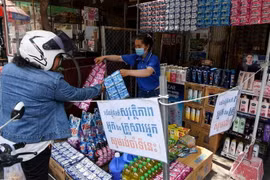 Người dân đeo khẩu trang phòng lây nhiễm COVID-19 tại Phnom Penh, Campuchia. (Ảnh: AFP/TTXVN)