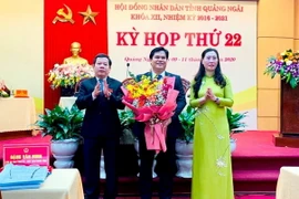 Bí thư Tỉnh ủy, Chủ tịch HĐND tỉnh Quảng Ngãi Bùi Thị Quỳnh Vân (phải) và Chủ tịch UBND tỉnh Đặng Văn Minh (trái) chúc mừng Phó chủ tịch UBND tỉnh Trần Phước Hiền. (Ảnh: Đinh Hương/TTXVN)