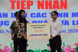 Đại diện một số cơ quan, đơn vị, doanh nghiệp trao tiền ủng hộ các tỉnh miền Trung bị ảnh hưởng bởi mưa lũ. (Ảnh: Nguyễn Thắng/TTXVN)