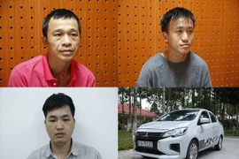 Các đối tượng và tang vật vụ án tại cơ quan công an. (Ảnh: TTXVN phát)