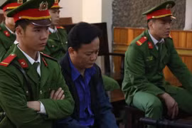 Bị cáo Nguyễn Minh Khoa (nguyên Phó trưởng Phòng An ninh chính trị nội bộ, Công an tỉnh Sơn La) tại phiên tòa. (Ảnh: Hữu Quyết/TTXVN)