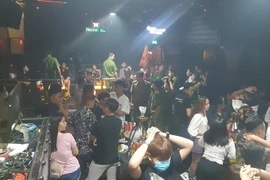 Lực lượng Công an kiểm tra quán bar G.C. (Ảnh: TTXVN phát)