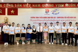 Lễ khen thưởng của Thành Đoàn Thành phố Hồ Chí Minh cho các sinh viên Lào, Campuchia tiêu biểu. (Ảnh: Hồng Giang/TTXVN)