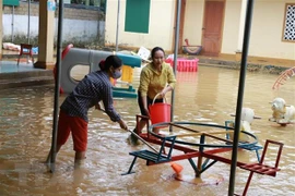 Dọn vệ sinh trường lớp đón học sinh trở lại trường tại Thanh Chương, Nghệ An. (Ảnh: Bích Huệ/TTXVN)