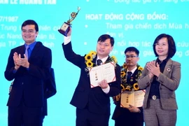 Bí thư Thường trực Trung ương Đoàn, Chủ tịch Hội Sinh viên Việt Nam Bùi Quang Huy (bên trái) và Chủ tịch Liên đoàn Lao động thành phố Hà Nội Bùi Huyền Mai trao giải thưởng cho các tài năng trẻ đạt giải thưởng Quả cầu Vàng. (Ảnh: TTXVN)