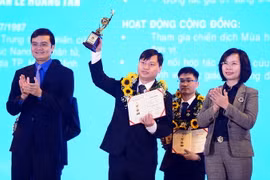 Bí thư Thường trực Trung ương Đoàn, Chủ tịch Hội Sinh viên Việt Nam Bùi Quang Huy (bên trái) và Chủ tịch Liên đoàn Lao động thành phố Hà Nội Bùi Huyền Mai trao giải thưởng cho các tài năng trẻ đạt giải thưởng Quả cầu Vàng. (Ảnh: TTXVN)