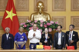 Phó Thủ tướng Trương Hòa Bình tặng quà cho các đại biểu người có công tỉnh Kon Tum. (Ảnh: Dương Giang/TTXVN)