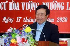 Phó Thủ tướng, Bộ trưởng Bộ Ngoại giao Phạm Bình Minh nói chuyện với nhân dân ở khu dân cư Hòa Vượng, phường Lộc Vượng, thành phố Nam Định, tỉnh Nam Định. (Ảnh: Văn Đạt/TTXVN)