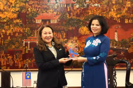 Chủ tịch UBND tỉnh Bắc Ninh Nguyễn Hương Giang tặng quà lưu niệm cho Đại sứ Malaysia tại Việt Nam. (Ảnh: Thanh Thương/TTXVN)