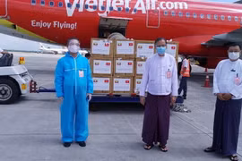 Lô hàng khẩu trang y tế do Việt Nam trao tặng Myanmar tại sân bay quốc tế Yangon ngày 15/10 vừa qua. (Ảnh: TTXVN phát)