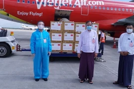 Lô hàng khẩu trang y tế do Việt Nam trao tặng Myanmar tại sân bay quốc tế Yangon ngày 15/10 vừa qua. (Ảnh: TTXVN phát)