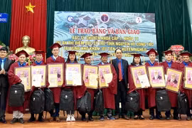 Trao chứng chỉ hành nghề và tặng quà của Bộ trưởng Bộ Y tế cho các bác sỹ tốt nghiệp. (Ảnh: PV/TTXVN)