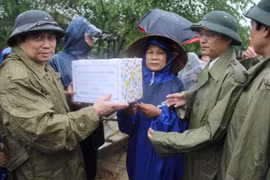 Trưởng ban Tổ chức Trung ương Phạm Minh Chính thăm, tặng quà người dân vùng lũ huyện Hải Lăng. (Ảnh: Thanh Thủy/TXVN)