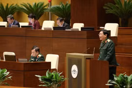 Bộ trưởng Bộ Quốc phòng Ngô Xuân Lịch, thừa ủy quyền của Thủ tướng Chính phủ trình bày Tờ trình về dự thảo Nghị quyết về tham gia lực lượng gìn giữ hòa bình của Liên hợp quốc. (Ảnh: Dương Giang/TTXVN)