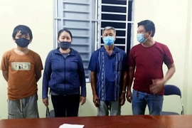 Bốn trường hợp nhập cảnh trái phép bị Đồn biên phòng cửa khẩu quốc tế Vĩnh Xương phát hiện, bắt giữ và đưa đi cách ly tập trung. (Ảnh: TTXVN phát)