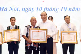 Thủ tướng Nguyễn Xuân Phúc trao Bằng khen của Thủ tướng Chính phủ cho các cá nhân. (Ảnh: Thống Nhất/TTXV)N