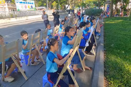 Các em thiếu nhi tham gia Cuộc thi vẽ tranh "Em yêu Hà Nội - Thành phố vì hòa bình" năm 2020. (Ảnh: Nguyễn Cúc/TTXVN)