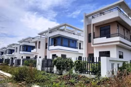 Những căn biệt thự xây dựng không phép đã cơ bản hoàn thành ở Dự án khu dân cư Tân Thịnh. (Nguồn: nhandan.com.vn)