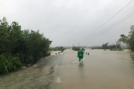 Nhiều tuyến đường bị ngập sâu. (Ảnh: Hoàng Ngà/TTXVN)