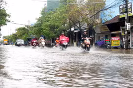 Tuyến đường Quang Trung, thành phố Quảng Ngãi ngập nặng. (Ảnh: Lê Ngọc Phước/TTXVN)