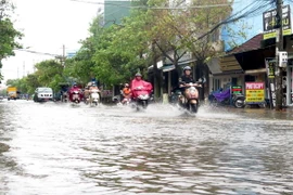 Tuyến đường Quang Trung, thành phố Quảng Ngãi ngập nặng. (Ảnh: Lê Ngọc Phước/TTXVN)