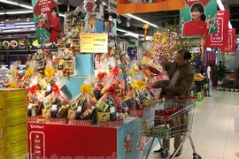 Hàng Tết dồi dào, đa dạng. (Ảnh: Đức Duy/Vietnam+)
