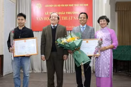 Chủ tịch Liên hiệp các Hội Văn học Nghệ thuật Việt Nam, nhà thơ Hữu Thỉnh, Chủ tịch Hội đồng giải thưởng trao giải A cho các tác giả. (Ảnh: Hoàng Hiếu/TTXVN)