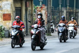 Thủ đô Hà Nội, trời rét đậm, rét hại; nhiệt độ thấp nhất 10-13 độ C. (Ảnh: Thành Đạt/TTXVN)