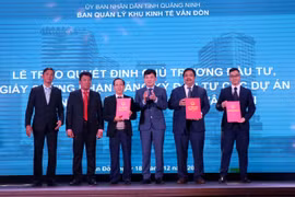 Trao giấy phép đầu tư cho các nhà đầu tư tại Khu kinh tế Vân Đồn. (Ảnh: Văn Đức/TTXVN)