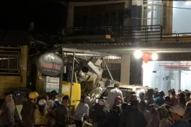 Lực lượng cứu hộ Công an tỉnh Quảng Ngãi đã tập trung đưa người bị nạn ra khỏi chiếc xe. (Ảnh: TTXVN phát)