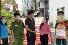 Bà Phan Kiều Thanh Hương, Phó Chủ tịch Ủy ban MTTQ Việt Nam Thành phố, Phó trưởng Ban vận động Quỹ phòng chống dịch COVID-19 Thành phố Hồ Chí Minh (thứ 2 từ phải sang) thăm, động viên cán bộ y tế; lực lượng tham gia phòng chống dịch COVID-19 tại các điểm 