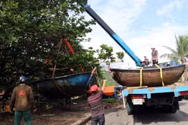 Phương tiện đánh bắt thủy sản của ngư dân Đà Nẵng được đưa vào sâu đất liền để tránh bão số 9. (Ảnh: Trần Lê Lâm/TTXVN)