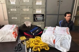 Đối tượng Trần Quốc Bảo, cùng tang vật tại cơ quan Công an. (Ảnh: Lê Đức Hoảnh/TTXVN)