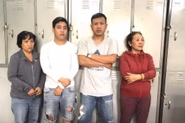 Bốn đối tượng bị lực lượng công bắt giữ, thứ tự từ trái qua là các đối tượng: Lan, Sang, Tâm và Lập. (Ảnh: TTXVN phát)