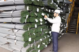 Cán bộ kỹ thuật Công ty Cổ phần gang thép Thái Nguyên kiểm tra thép trước khi xuất xưởng. (Ảnh: Hoàng Nguyên/TTXVN)