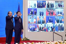 Thủ tướng Nguyễn Xuân Phúc và Bộ trưởng Bộ Công Thương Trần Tuấn Anh tại Lễ ký kết Hiệp định RCEP. (Ảnh: Đức Duy/Vietnam+)