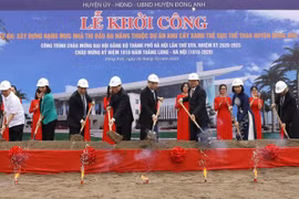 Bí thư Thành ủy Hà Nội Vương Đình Huệ với các đại biểu thực hiện nghi thức khởi công Nhà thi đấu đa năng thuộc Dự án khu cây xanh thể dục thể thao. (Ảnh: Văn Điệp/TTXVN)