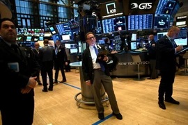 Giao dịch viên tại Sàn giao dịch chứng khoán New York của Mỹ. (Ảnh: AFP/TTXVN)